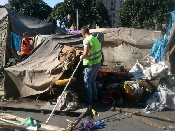 На Майдані − сутички: активісти кидаються камінням, міліція − гранатами. ФОТО