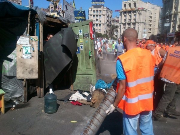 На Майдані − сутички: активісти кидаються камінням, міліція − гранатами. ФОТО