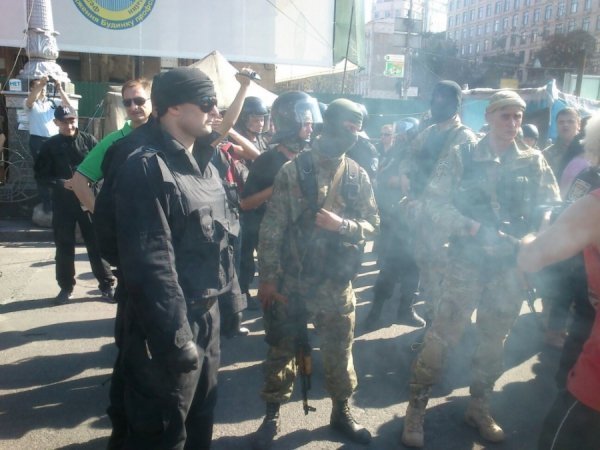 На Майдані − сутички: активісти кидаються камінням, міліція − гранатами. ФОТО