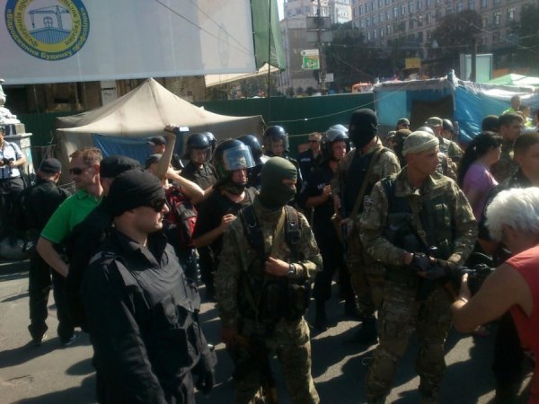 На Майдані − сутички: активісти кидаються камінням, міліція − гранатами. ФОТО