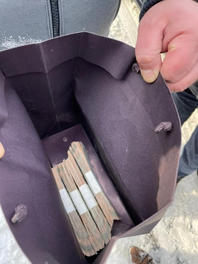 Радника директора служби місцевих автодоріг на Волині затримали на хабарі у 200 тисяч гривень. ФОТО