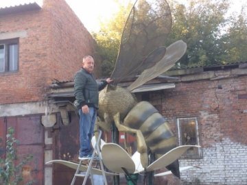 Луцький майстер розповів, як створювали рекордний пам’ятник бджолі