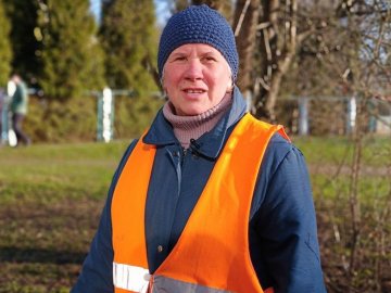 Іконки, щприц з невідомою речовиною і паспорт: луцька двірниця розповіла про знахідки під час прибирання. ВІДЕО