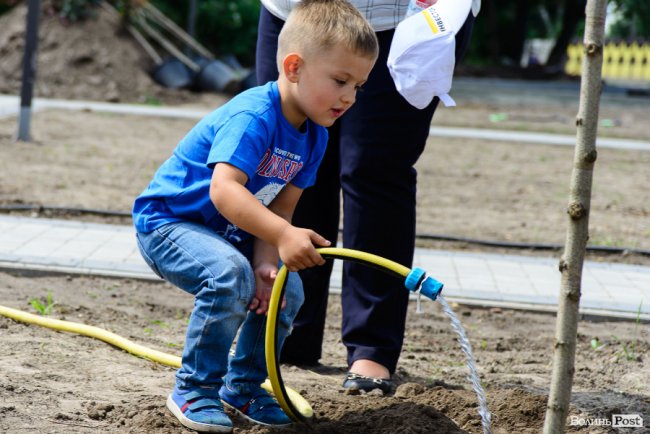 Як мешканці ЖК «Супернова» саджали клени і сакури разом з «Інвестором». ФОТО*