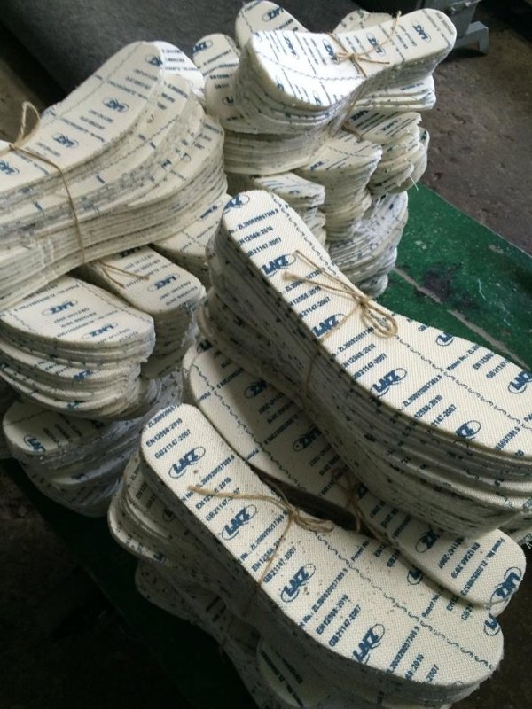 На конвеєр поставили нові берці для української армії. ФОТО