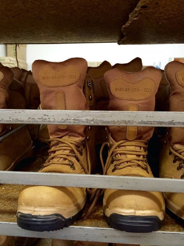 На конвеєр поставили нові берці для української армії. ФОТО