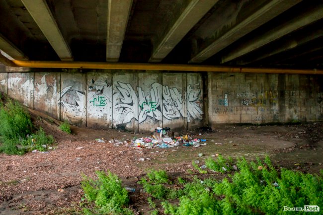 Сумна історія з-під луцького мосту: на березі Стиру «зачаїлися» купи сміття