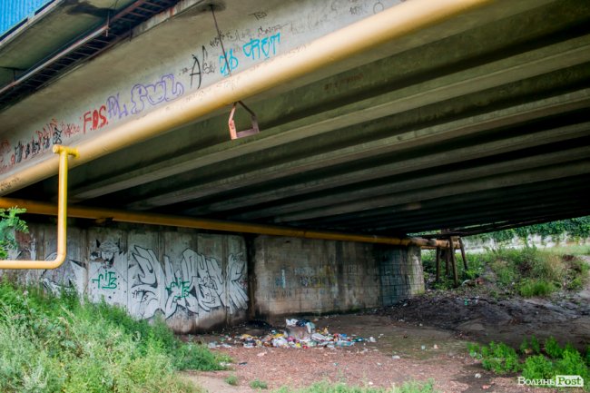 Сумна історія з-під луцького мосту: на березі Стиру «зачаїлися» купи сміття