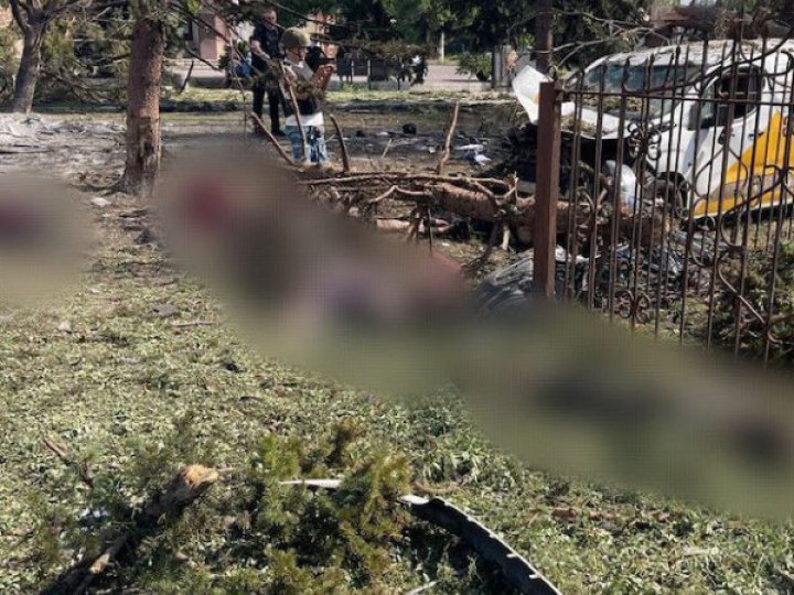 Окупанти скинули авіабомбу на цивільних на Донеччині, які стояли в черзі по пенсію