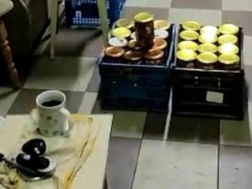 Волинські митники у вільний час виготовляють тушкованку. ФОТО