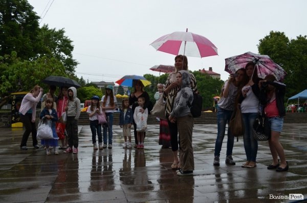 «Проспект розваг» у Луцьку відбувся попри дощову погоду. ФОТО
