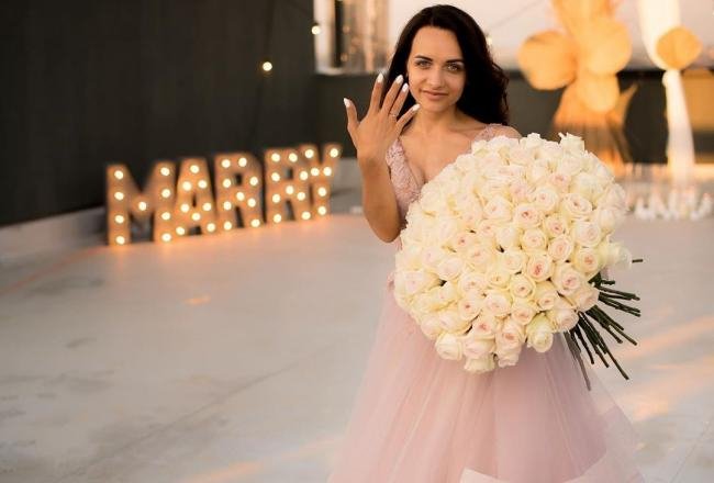 У Рівному хлопець оригінально освідчився коханій на даху багатоповерхівки. ФОТО