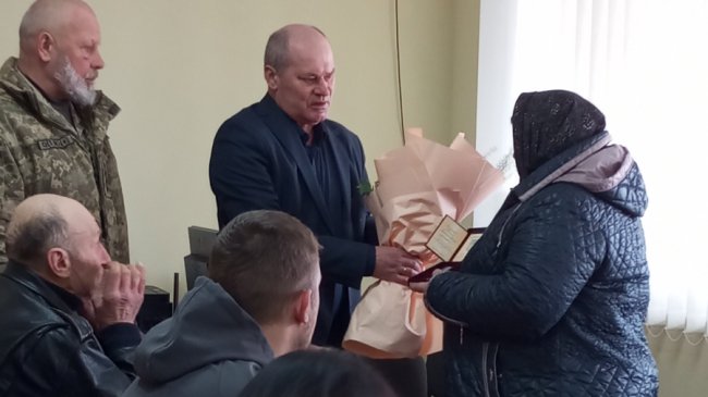 Поховали на День Незалежності: родині Героя з Волині вручили посмертну нагороду захисника