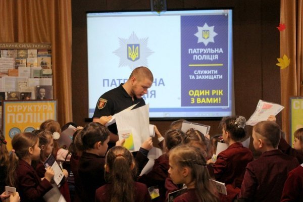 Луцькі патрульні розказали школярам, як правильно переходити дорогу