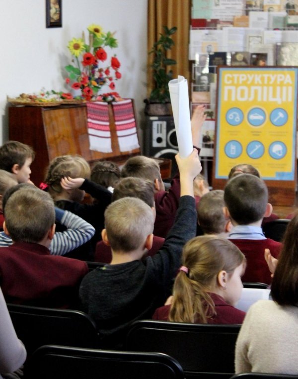 Луцькі патрульні розказали школярам, як правильно переходити дорогу
