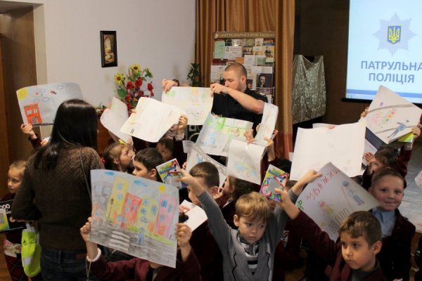 Луцькі патрульні розказали школярам, як правильно переходити дорогу
