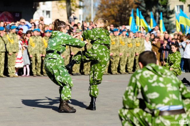 У центрі Луцька майже пів тисячі ліцеїстів склали присягу. ФОТО