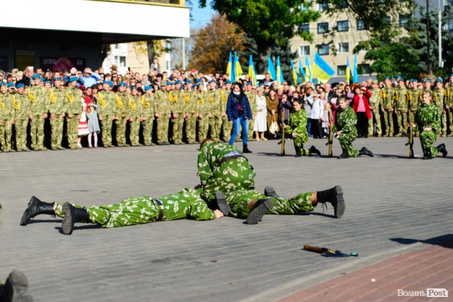 У центрі Луцька майже пів тисячі ліцеїстів склали присягу. ФОТО