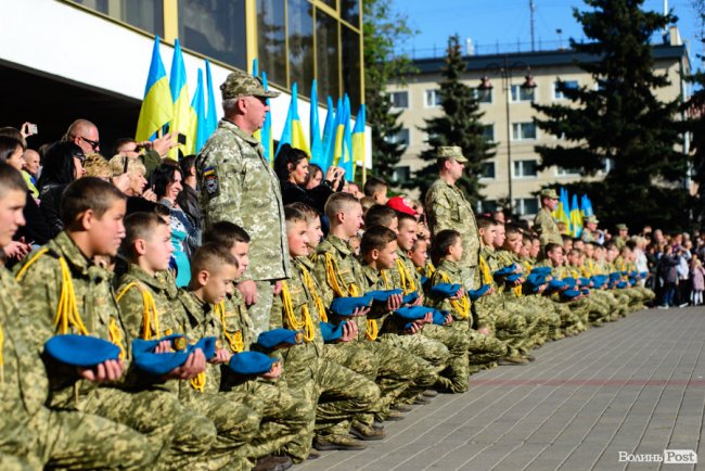 У центрі Луцька майже пів тисячі ліцеїстів склали присягу. ФОТО