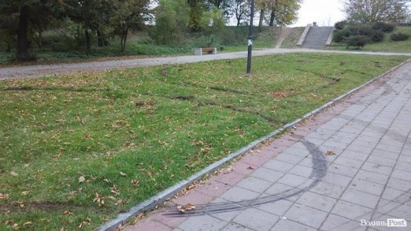 «Автовандали» понищили газон у центральному парку Луцька