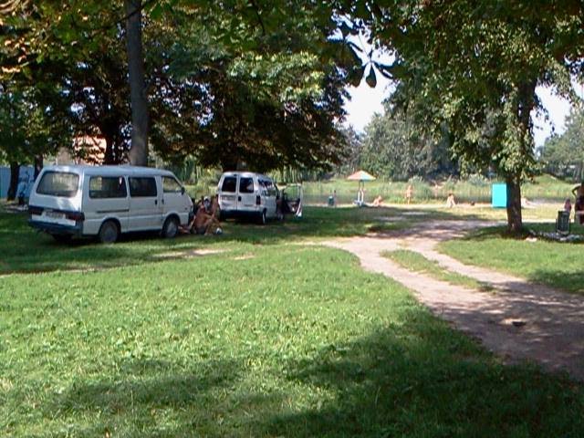 Гори сміття та машини на газонах: у Луцьку скаржаться на необлагороджений ставок. ФОТО