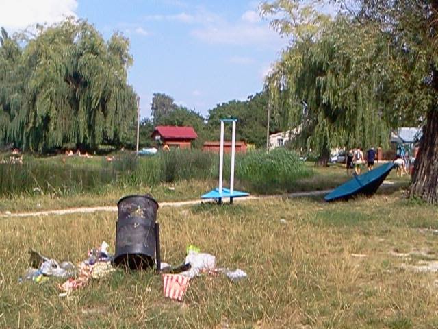 Гори сміття та машини на газонах: у Луцьку скаржаться на необлагороджений ставок. ФОТО