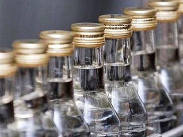 На Волині фіскали вилучили 550 літрів незаконної горілки та коньяку