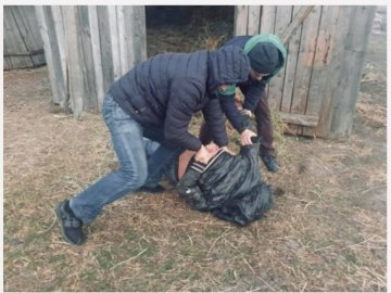 На Хмельниччині педофіл зґвалтував та пограбував 11-річну дівчинку