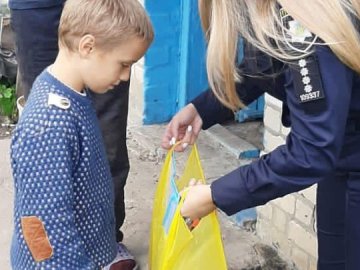 Соцслужби ще раз перевірили умови проживання хлопчика з Горохівщини, якого розшукали в болоті