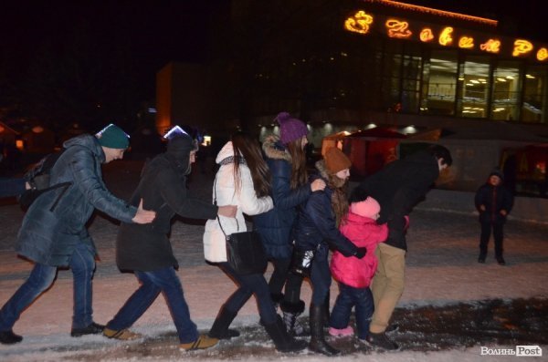 Діти зробили собі ковзанку у фонтані в центрі Луцька. ФОТО 