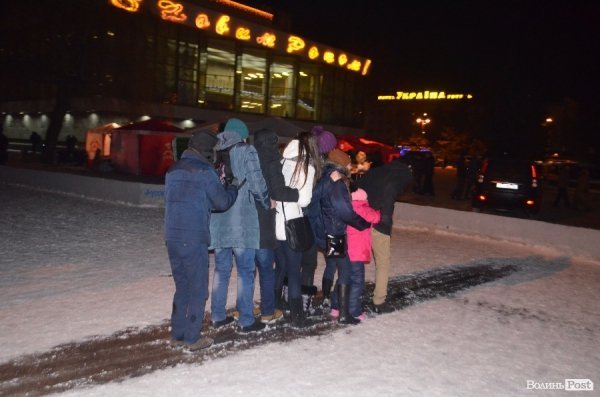 Діти зробили собі ковзанку у фонтані в центрі Луцька. ФОТО 