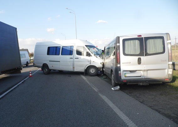 Моторошна аварія на Рівненщині: 4 розтрощених авто, 7 постраждалих