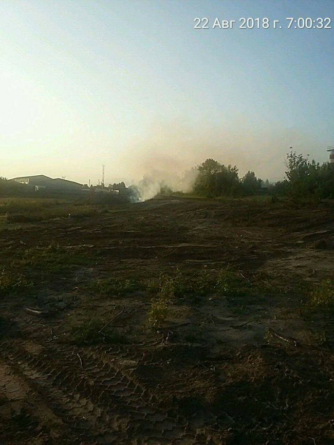 У Луцьку через паління сміття ледь не виникла пожежа. ФОТО