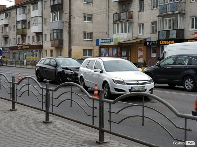 У Луцьку на Перемоги – тягучка через подвійну аварію. ФОТО