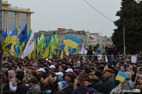 У центрі Луцька - мітинг опозиції. ФОТО. ОНОВЛЕНО