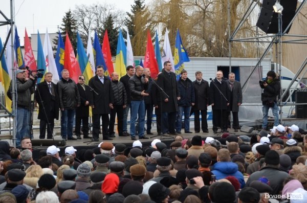 У центрі Луцька - мітинг опозиції. ФОТО. ОНОВЛЕНО