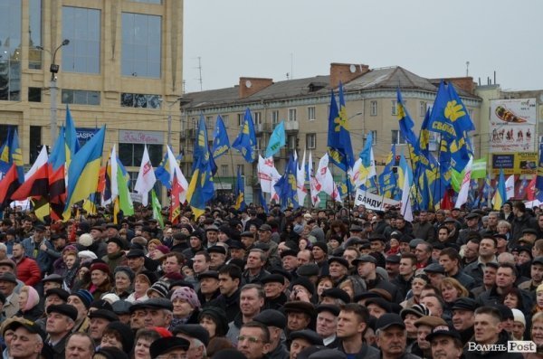 У центрі Луцька - мітинг опозиції. ФОТО. ОНОВЛЕНО