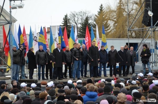 У центрі Луцька - мітинг опозиції. ФОТО. ОНОВЛЕНО