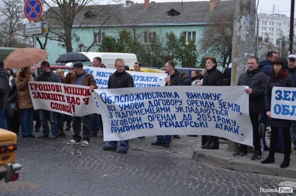 У Луцьку «базарники» пікетують міськраду. ФОТО