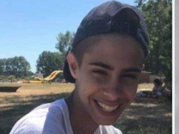 Луцька фотографка продає картини заради порятунку онкохворого підлітка