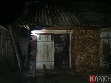 У селі на Волині через попіл у мішках горіла господарча споруда. ФОТО