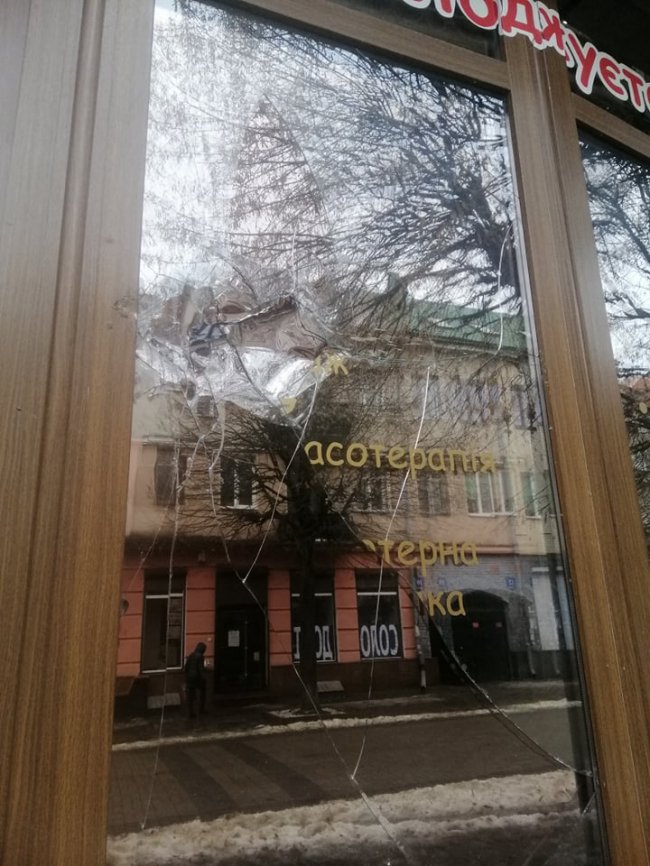 Скандальному салону інтимних послуг «Юнона» розбили вікно 