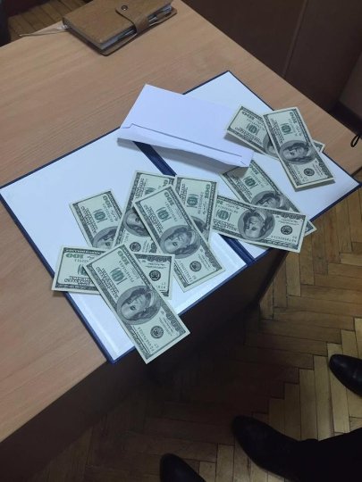 У центрі Одеси «антикорупціонер в законі» попався на хабарі. ФОТО