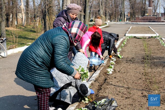 «Кожному – по дві троянди»: на Волині мами і дружини загиблих бійців висадили квіти в парку
