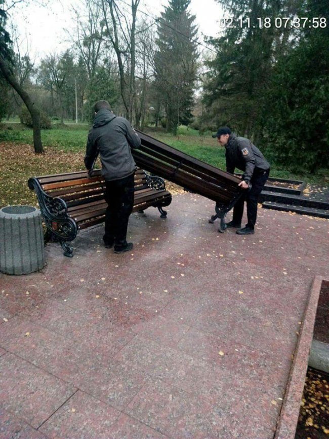 Вандали поперекидали лавки у центральному парку Луцька. ФОТО