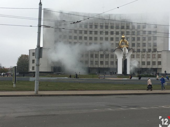 Під стіни Волинської ОДА  активісти вийшли з фаєрами і плакатом «Ні капітуляції» 