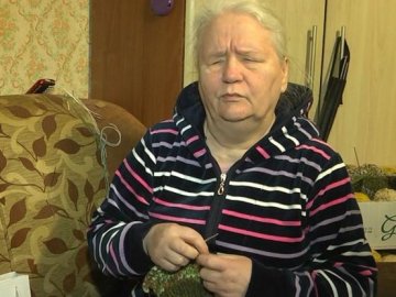 30-40 пар за місяць: незряча лучанка в'яже рукавиці для захисників України. ВІДЕО