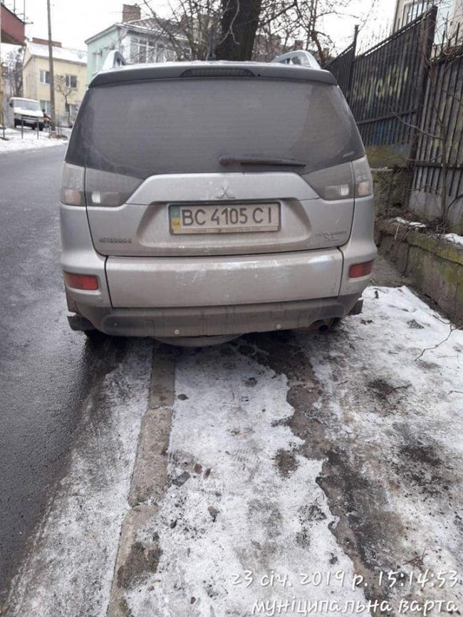 У Луцьку муніципали карали автохамів. ФОТО