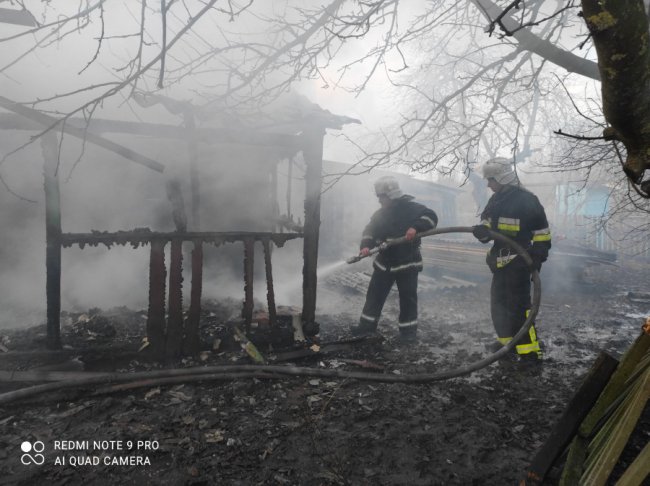 Три пожежні машини рятували від вогню житловий будинок на Волині. ФОТО. ВІДЕО