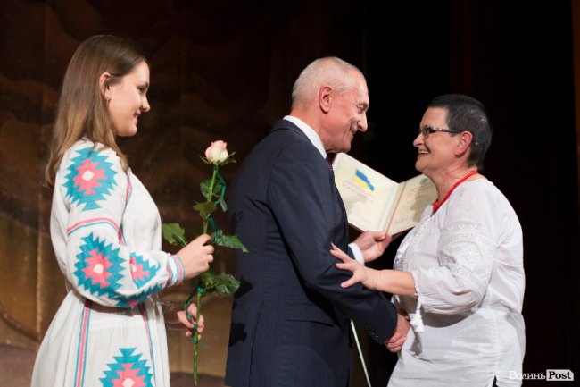 Квіти, подяки та музичний концерт: волинських медпрацівників привітали з професійним  святом